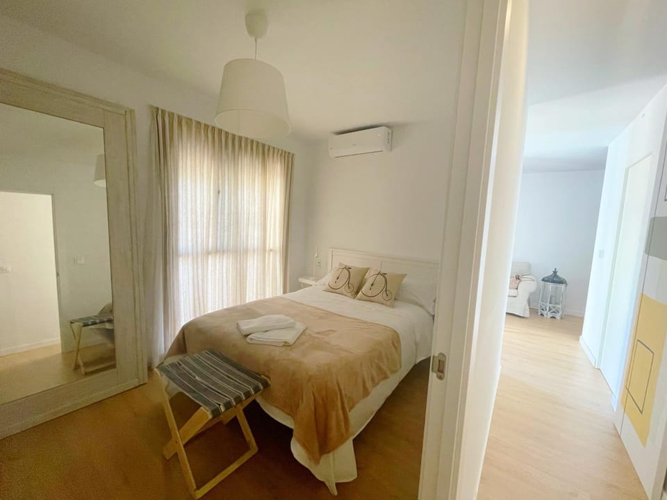 Photo of the whole room, Bedroom