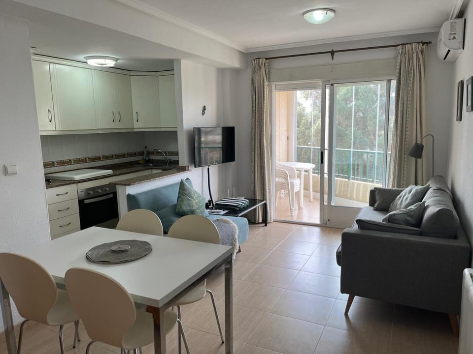 TV and multimedia, Kitchen or kitchenette, Living room, Dining area, oven, stove, air conditioner