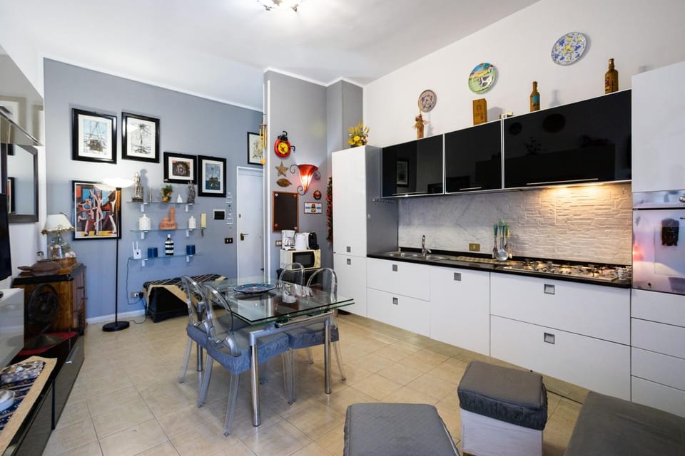 Kitchen or kitchenette, Living room, Seating area, Dining area, stove