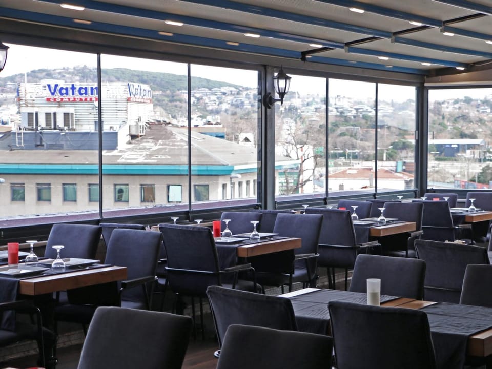 Restaurant/places to eat, Natural landscape, Seating area