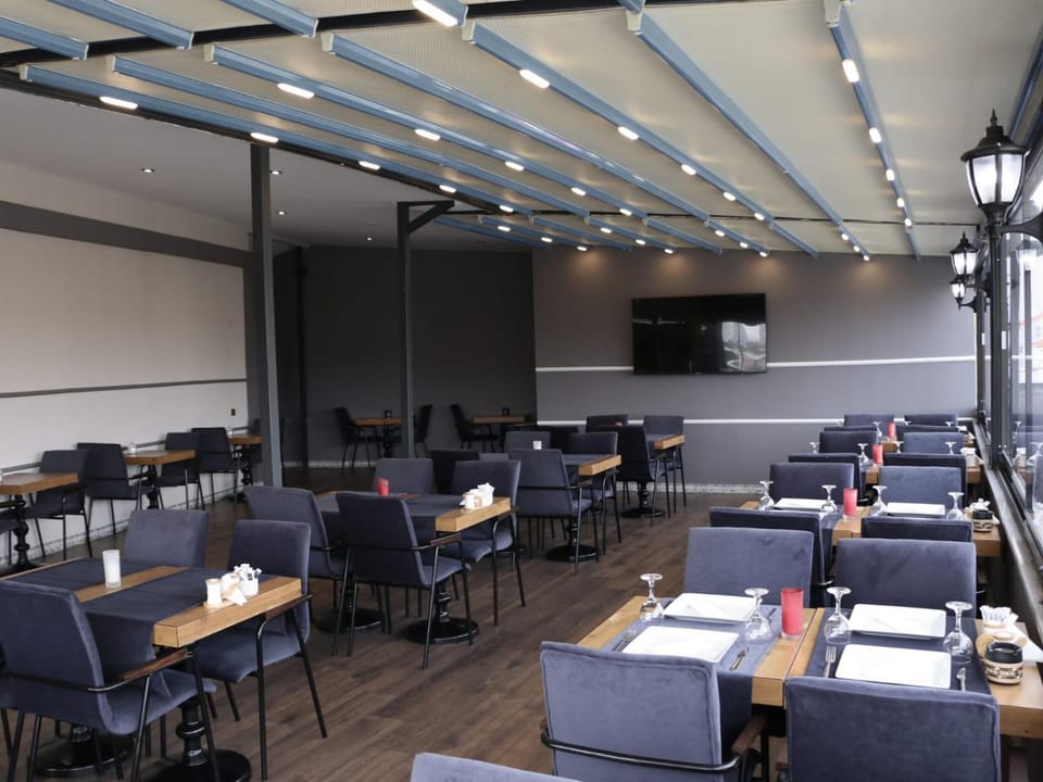 Restaurant/places to eat, Seating area