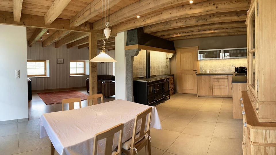 Kitchen or kitchenette, Dining area