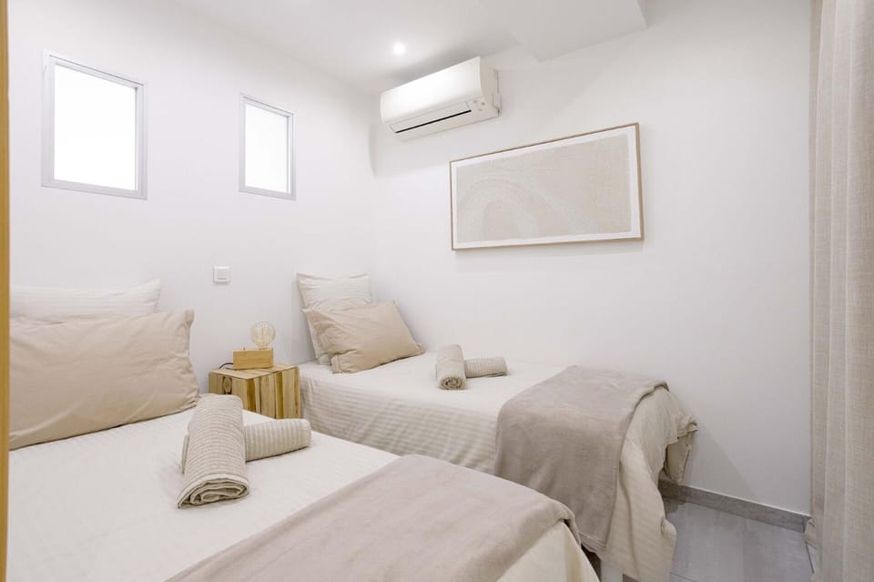 Bed, Bedroom, towels, air conditioner