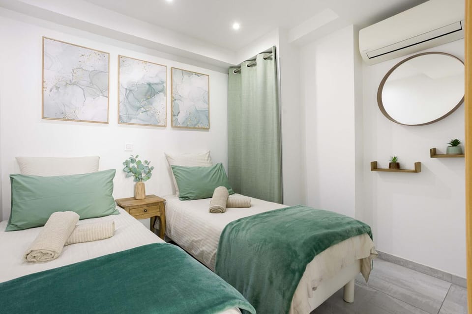 Bed, Bedroom, towels, air conditioner