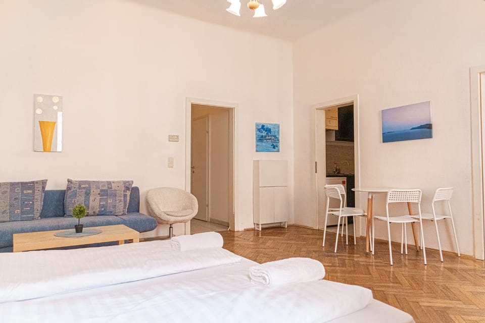 Bed, TV and multimedia, Seating area, Bedroom