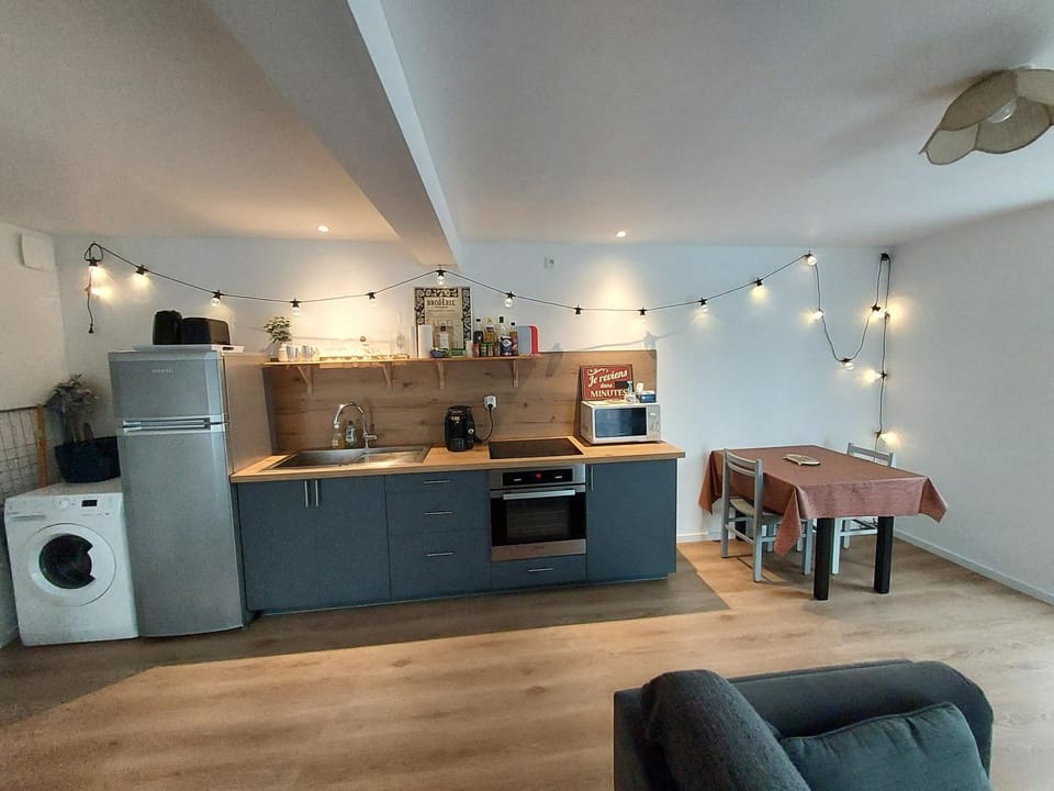 Kitchen or kitchenette, minibar
