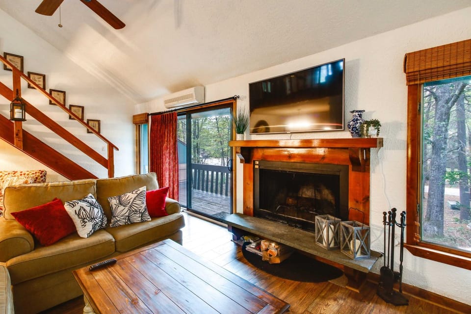 1 Mi to Downtown Conway: Spacious Family Condo! House in North Conway