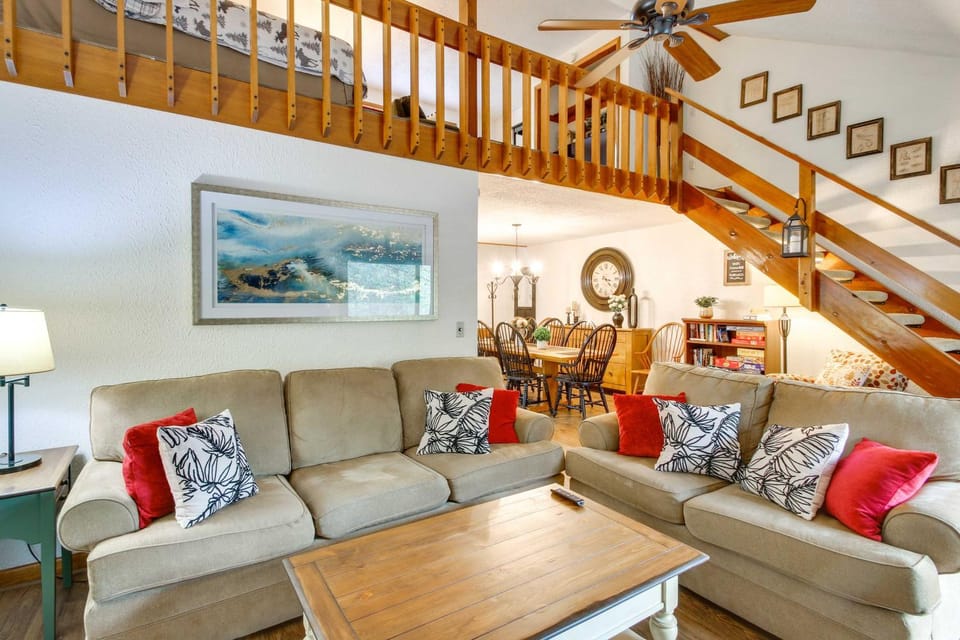 1 Mi to Downtown Conway: Spacious Family Condo! House in North Conway
