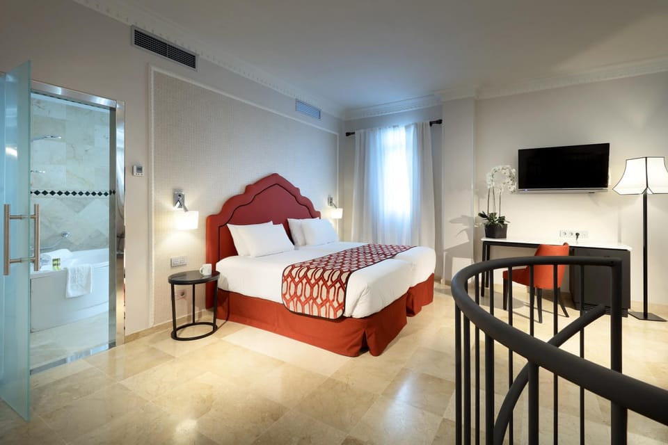 Bed, TV and multimedia, Photo of the whole room, Decorative detail, Bedroom