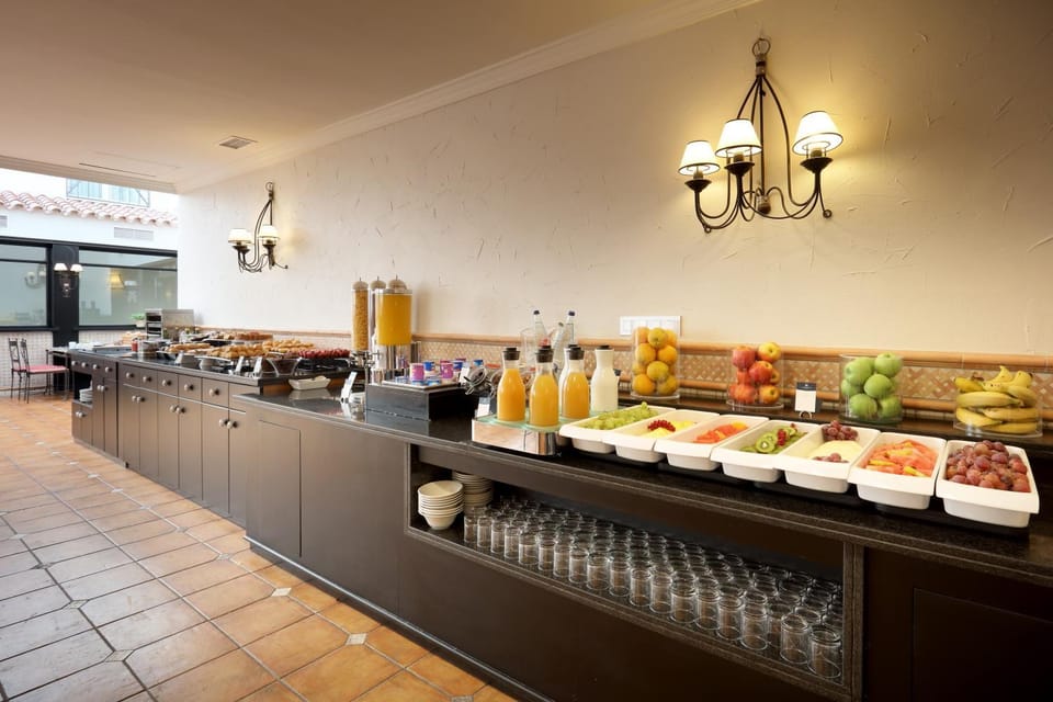 Lounge or bar, Food and drinks, Buffet breakfast