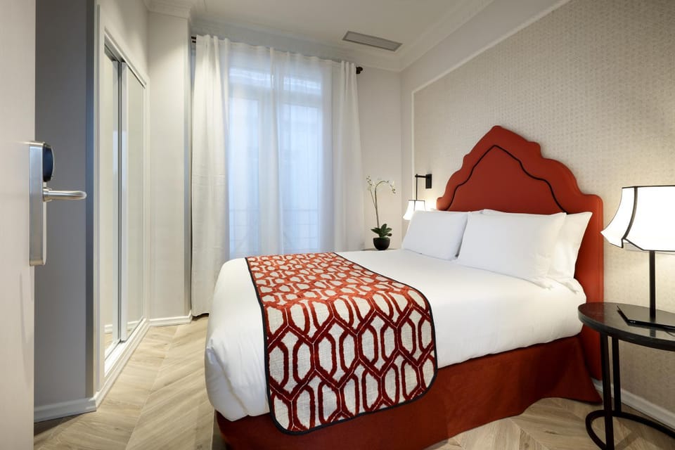 Bed, Photo of the whole room, Decorative detail, Bedroom