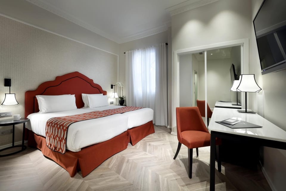 Bed, TV and multimedia, Photo of the whole room, Decorative detail, Bedroom
