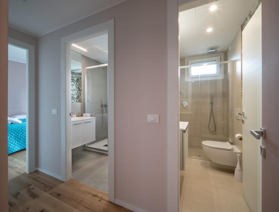 Shower, Toilet, Bathroom, bidet, towels