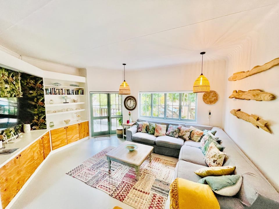 TV and multimedia, Living room, Seating area, Evening entertainment