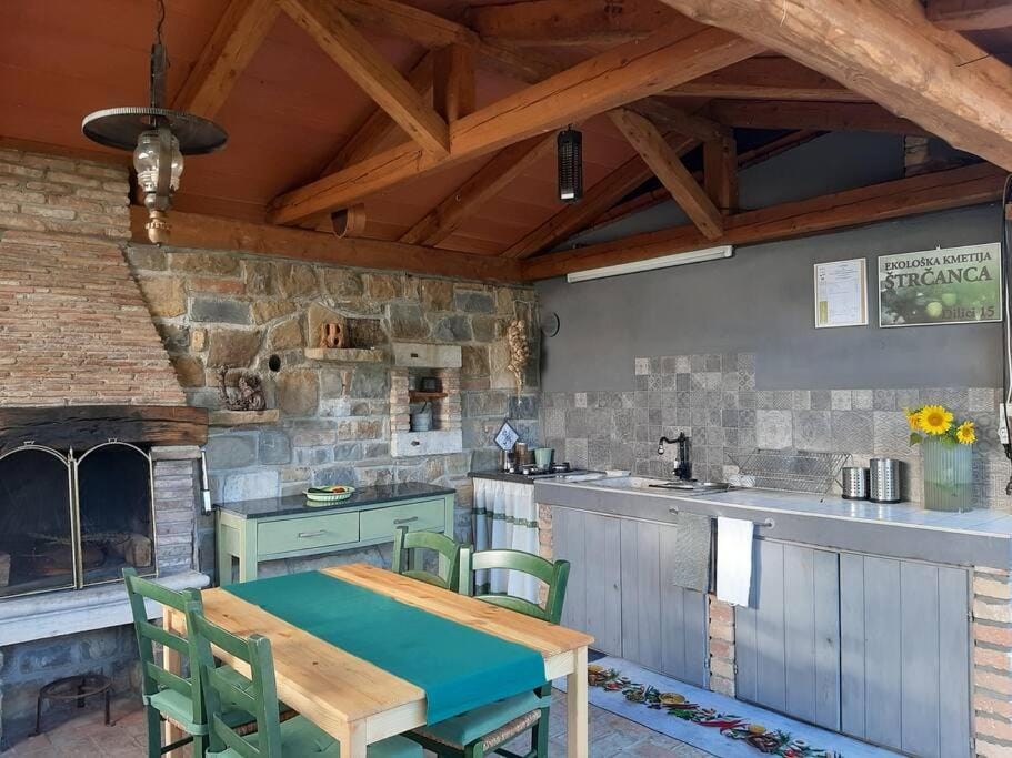 Kitchen or kitchenette, Dining area