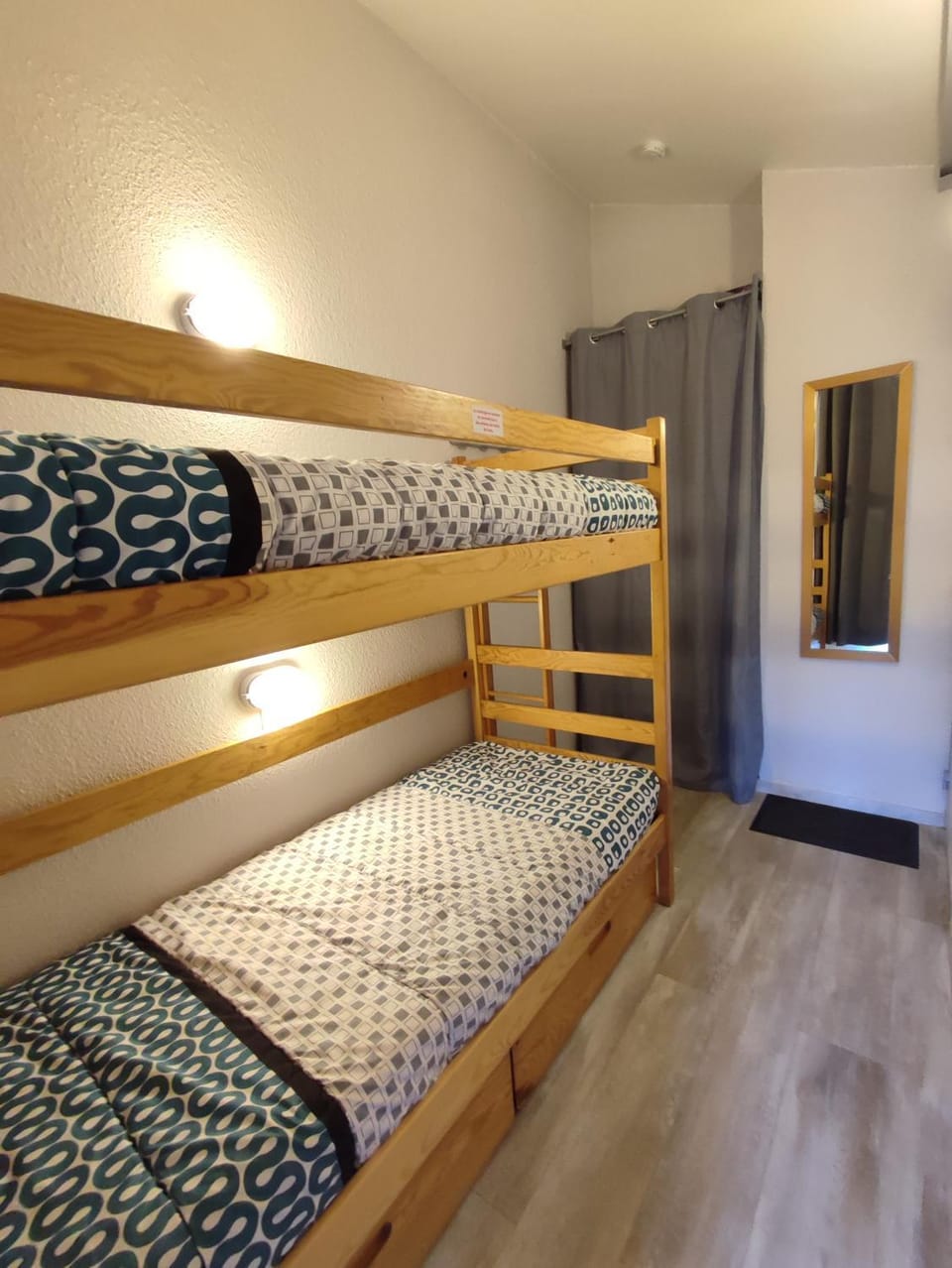 Bedroom, bunk bed
