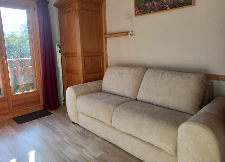 Living room, Garden view, Mountain view