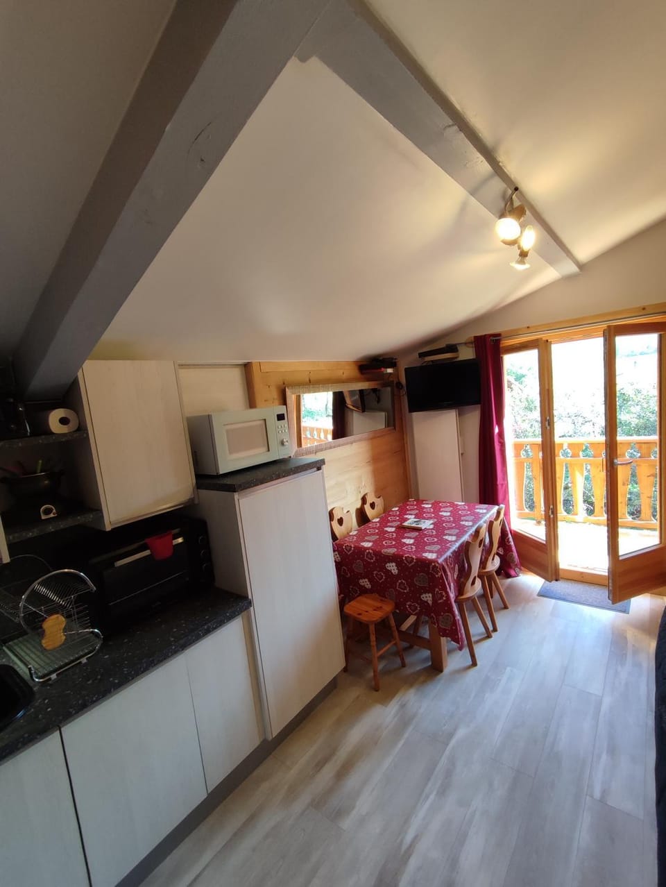 Kitchen or kitchenette, Dining area
