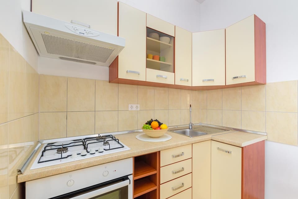 Kitchen or kitchenette, pet friendly, stove