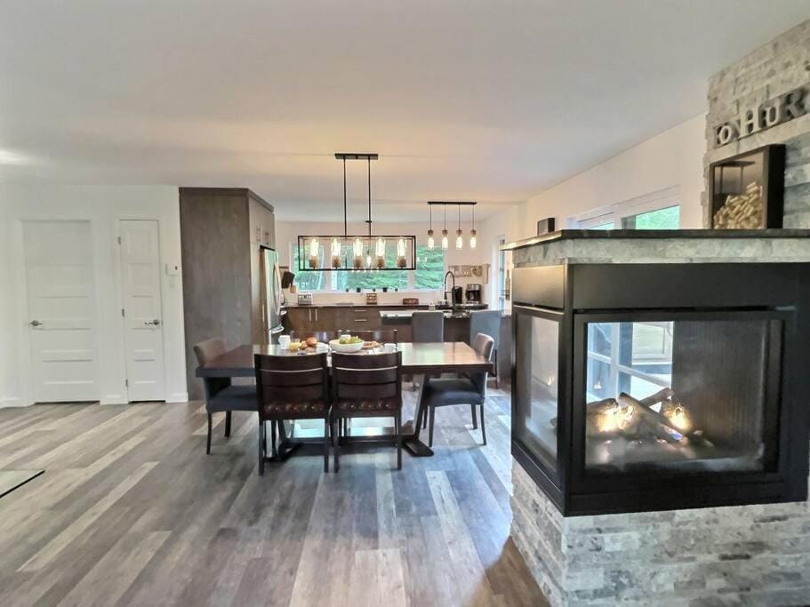 Kitchen or kitchenette, Dining area, flat iron
