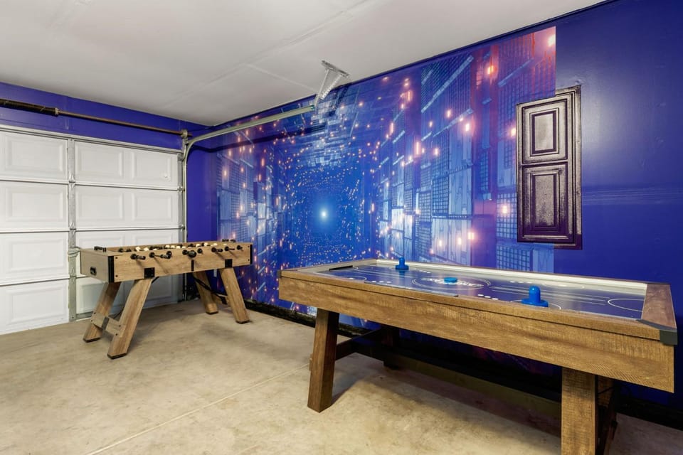Private Heated Pool & Hot Tub, 4BR Gameroom House in San Antonio