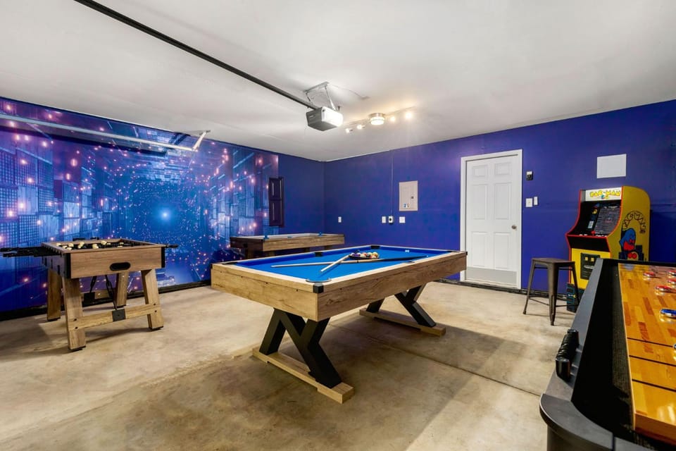 Private Heated Pool & Hot Tub, 4BR Gameroom House in San Antonio