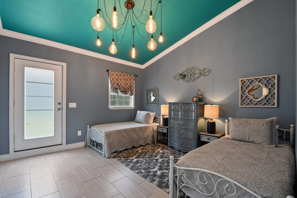 Bed, Photo of the whole room, Seating area, Bedroom