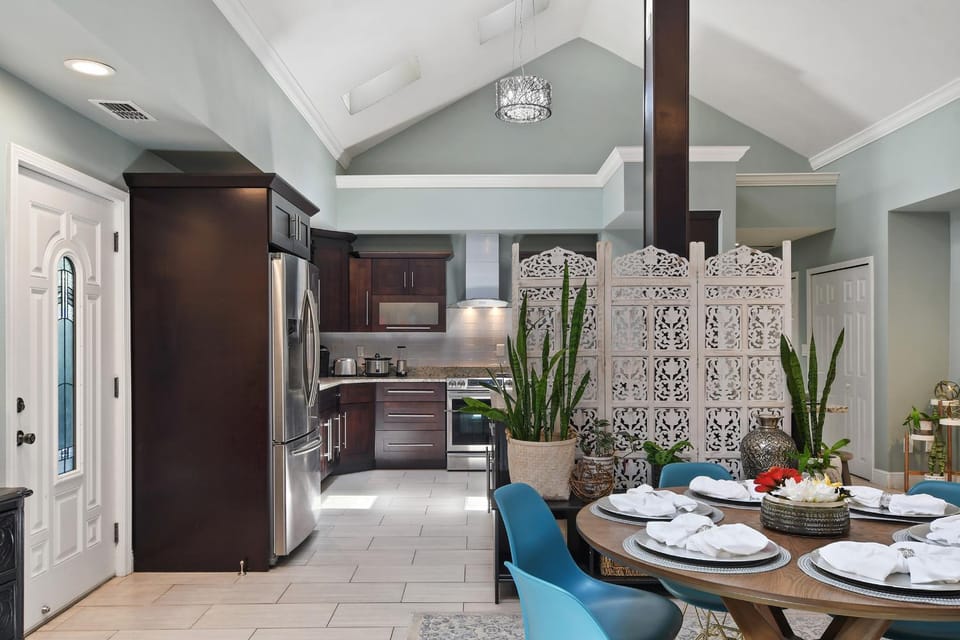 Kitchen or kitchenette, Dining area