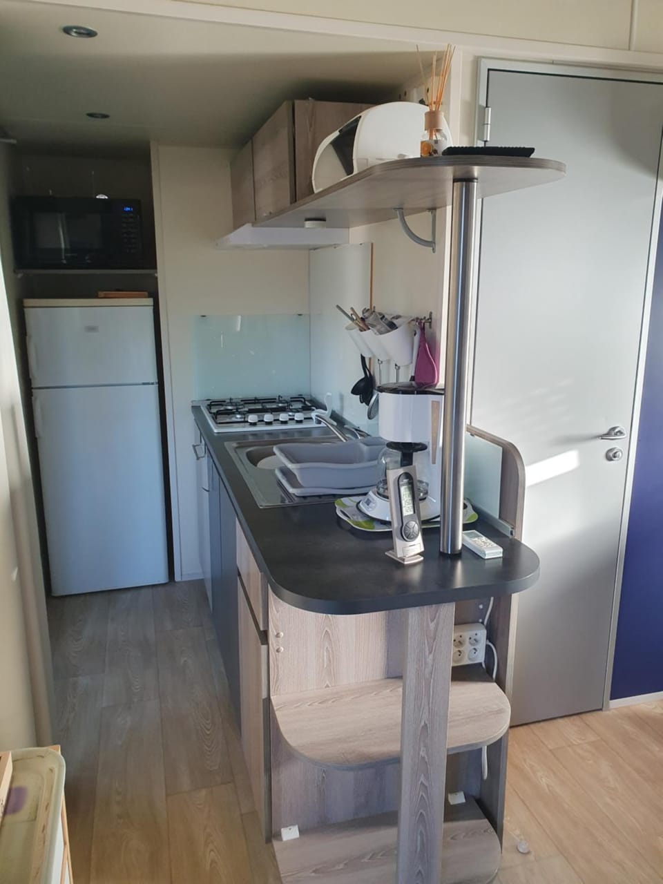 Kitchen or kitchenette, minibar