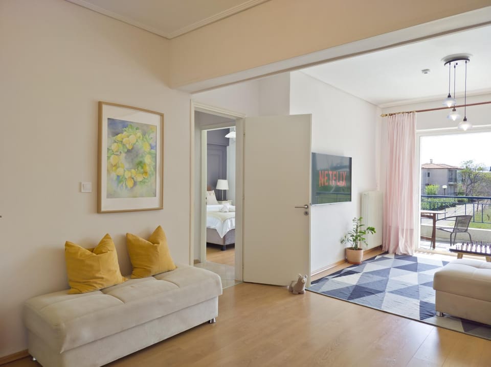 TV and multimedia, Living room, Seating area, air conditioner
