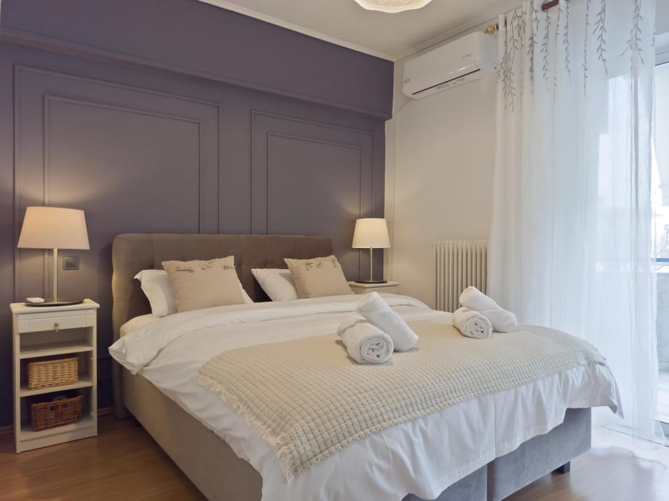 Bed, Bedroom, towels, air conditioner