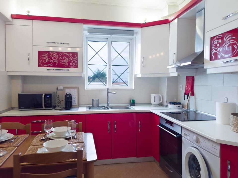 Coffee/tea facilities, Kitchen or kitchenette, Dining area, dishwasher, oven, stove, washing machine