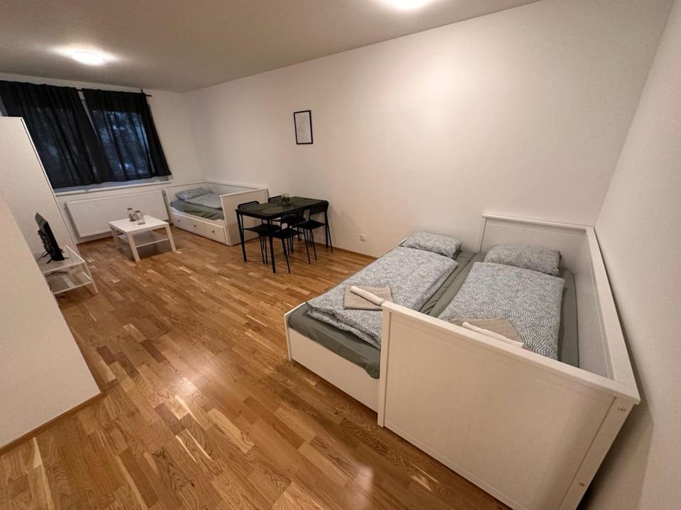 Bed, Living room, Photo of the whole room, Seating area