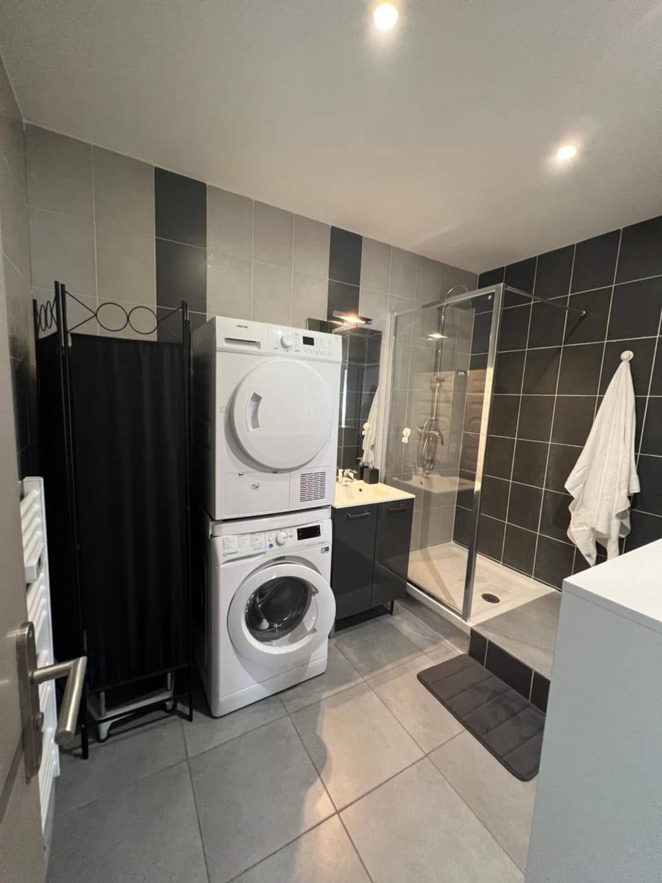 Shower, heating, towels, washing machine, dryer