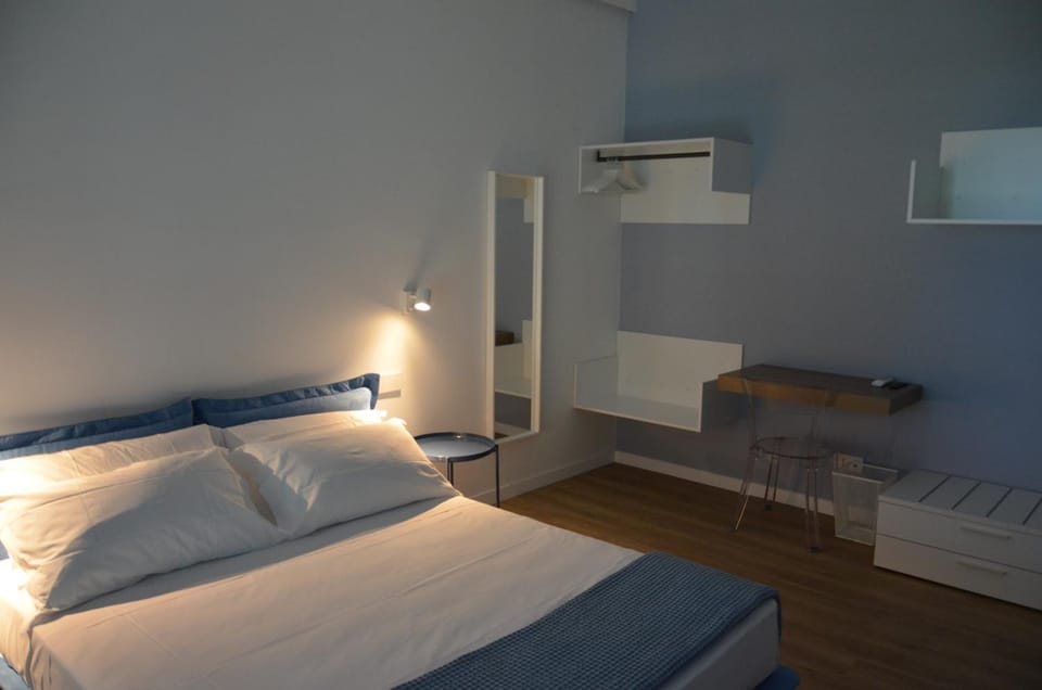 Photo of the whole room, air conditioner