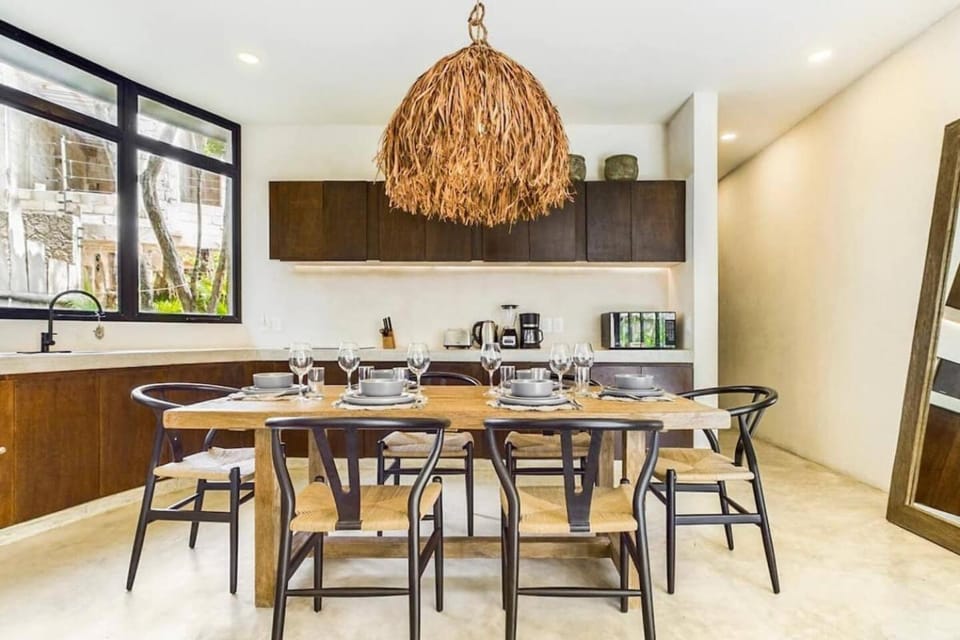Coffee/tea facilities, Kitchen or kitchenette, Living room, Seating area, Dining area