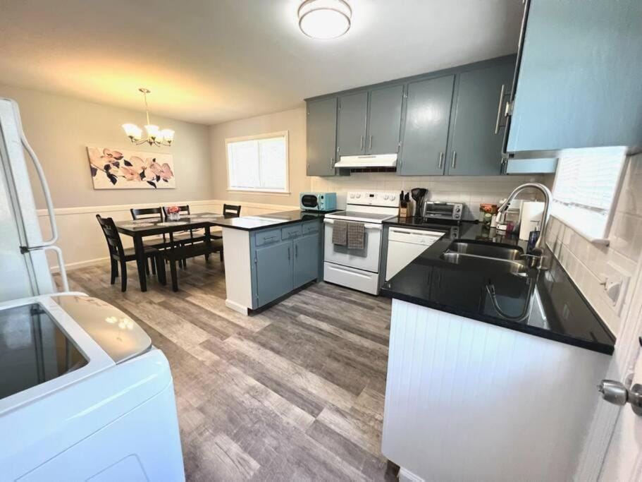 *Comfortable Townhome * King Beds * Long Term* House in Cary