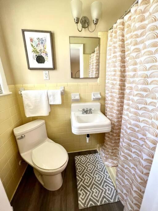 *Comfortable Townhome * King Beds * Long Term* House in Cary