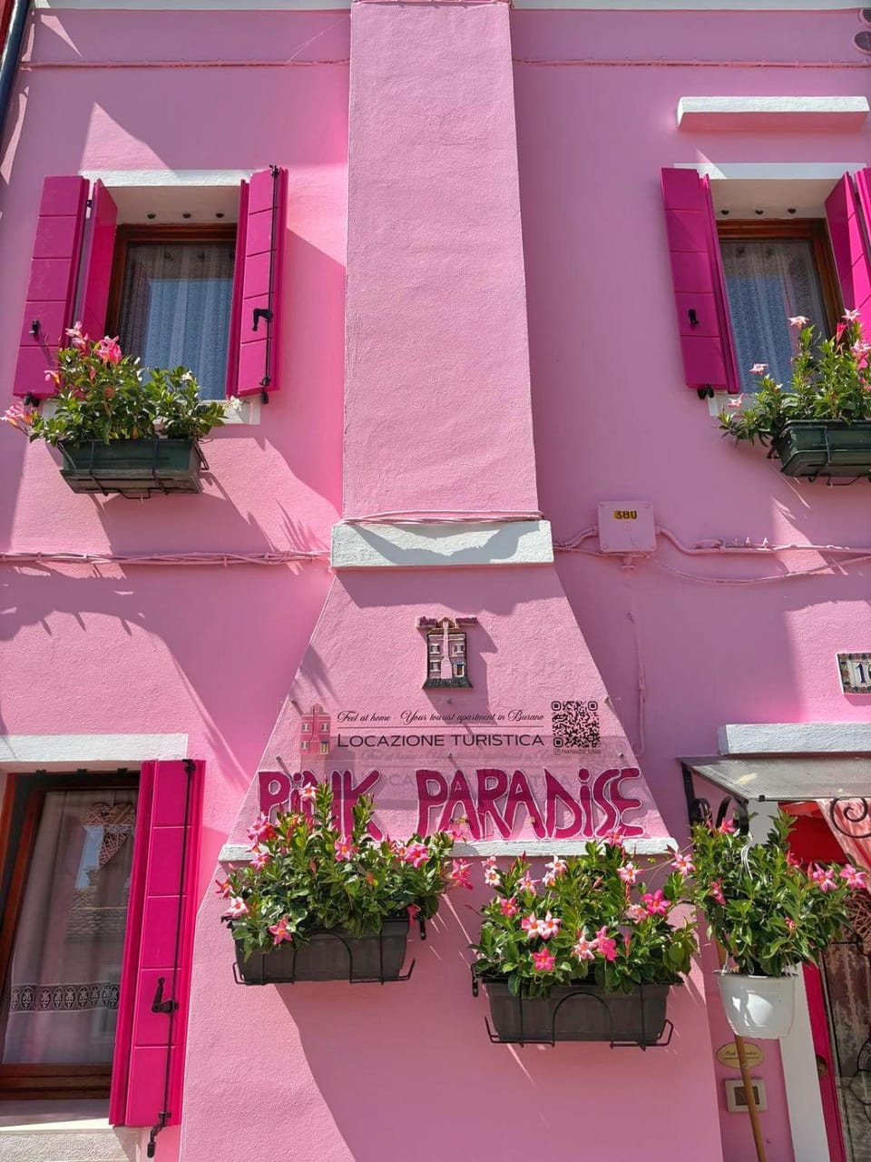 Pink Paradise Apartment in Venice