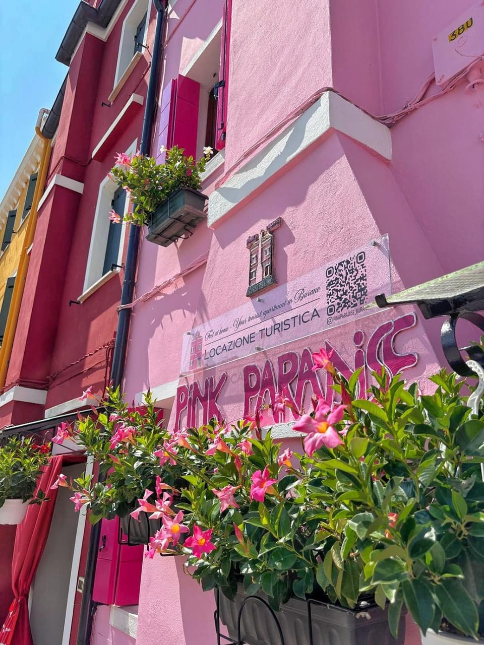 Pink Paradise Apartment in Venice