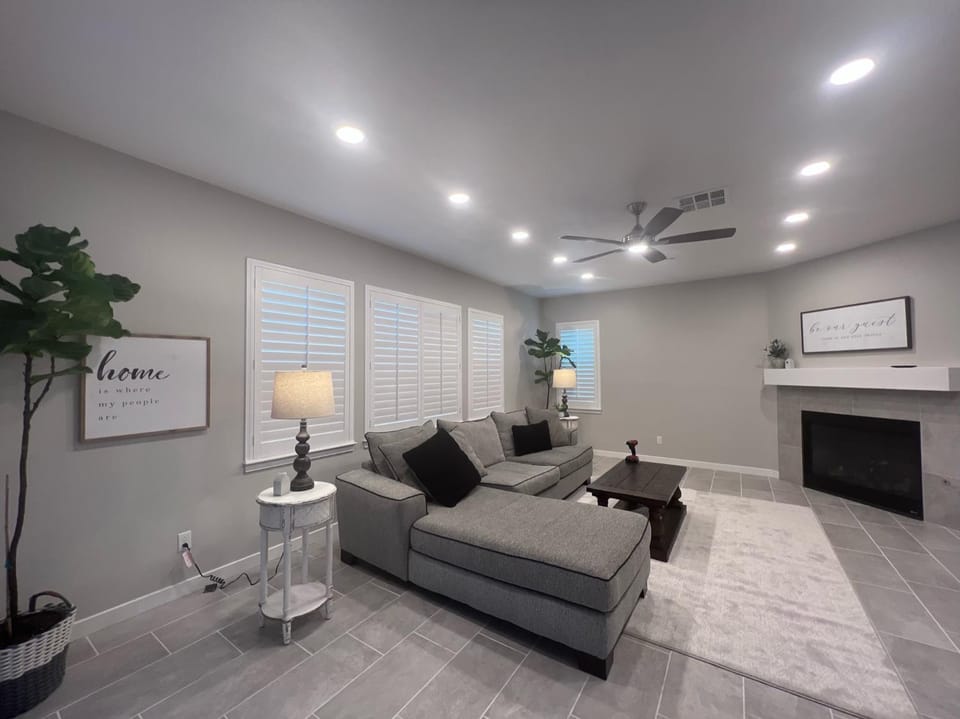 TV and multimedia, Living room, Seating area, fireplace