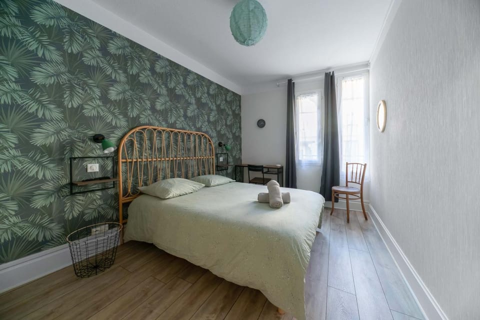 Bed, Bedroom, towels