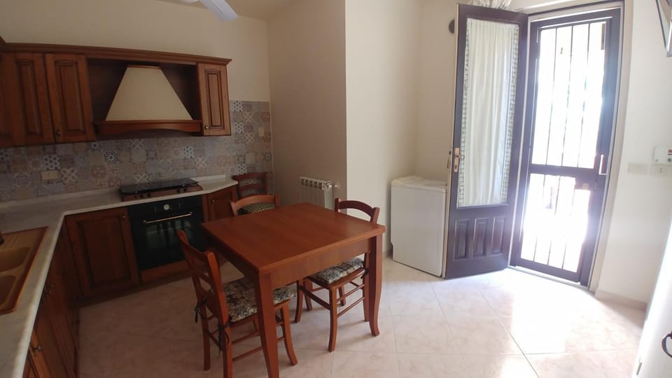 Kitchen or kitchenette, Dining area, stove