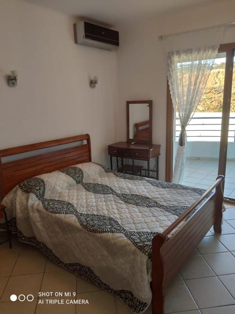 Bed, Photo of the whole room, air conditioner