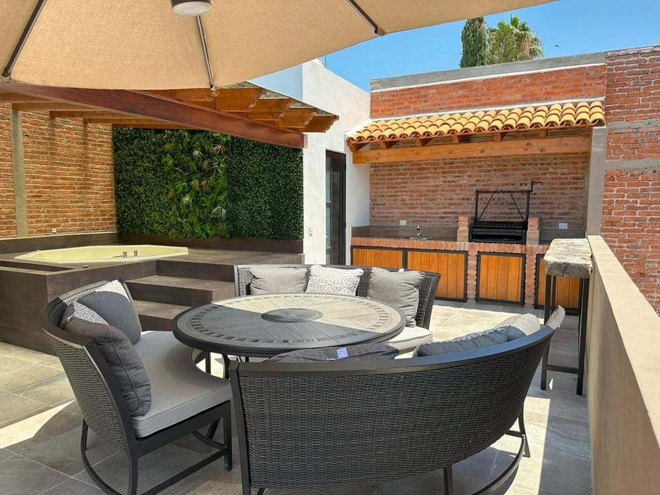 BBQ facilities, Balcony/Terrace, Dining area, Swimming pool