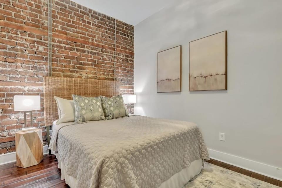 Broughton Street Bungalow - Steps to Everything Apartment in Savannah