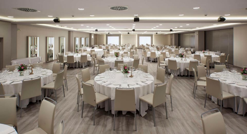 Restaurant/places to eat, Meeting/conference room, Breakfast