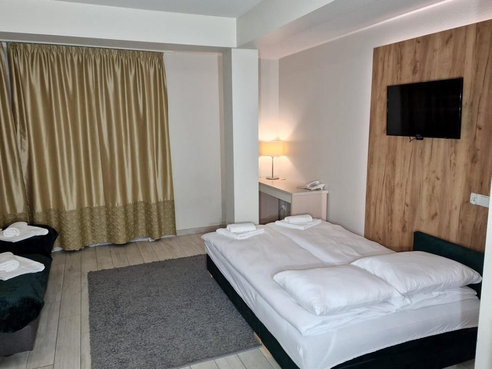 Bed, TV and multimedia, Photo of the whole room, towels