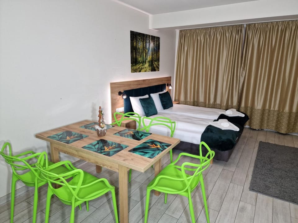 Bed, Photo of the whole room, Dining area