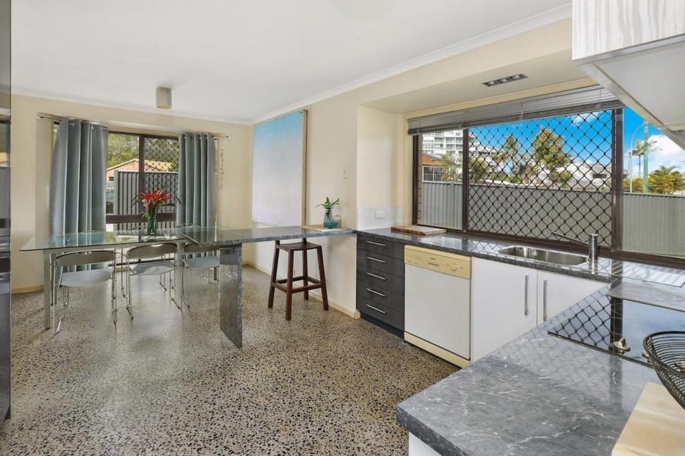 NAROO7- PRIME, CENTRE OF MOOLOOLABA LOCATION House in Sunshine Coast